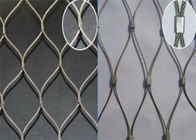 La X eccezionale tende l'orizzontale/verticale della maglia metallica del cavo per architettonico