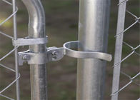 Passeggiata galvanizzata del recinto del collegamento a catena del metallo tramite l'insieme del gancio dell'hardware di montaggio del portone, le cerniere ed il fermo chiudibile a chiave del portone di Chainlink